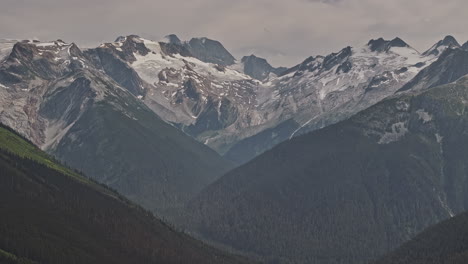 Rogers-Pass,-BC,-Kanada,-Luftaufnahme-V3,-Vergrößerter-Überflug,-Der-Die-Spektakuläre-Landschaft-Eines-Bewaldeten-Tals,-Eines-Berggipfels-Und-Eine-Atemberaubende-Aussicht-Auf-Den-Youngs-Peak-Einfängt-–-Aufgenommen-Mit-Mavic-3-Pro-Cine-–-Juli-2023