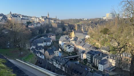 Chemin-De-La-Corniche,-Weiter-Blick-Auf-Die-Altstadt-Von-Luxemburg