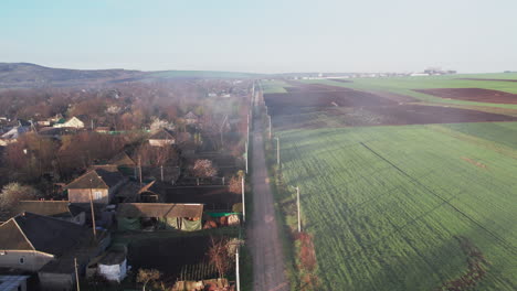 Eine-Ländliche-Gegend-Mit-Einer-Straße-Und-Häusern