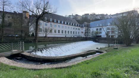 Luxemburger-Wasserstromkanal-Mit-Blick-Auf-Die-Stadt