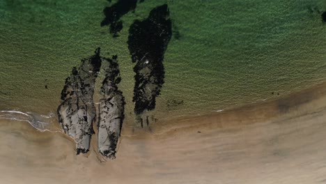 Sandstrand,-Klares-Meer-Und-Felsen---Camas-An-Lighe---Schottland---Antenne