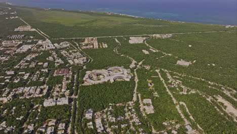 Tulum,-Mexiko,-Luftaufnahme-V15,-Drohnenüberflug-über-Wohnviertel-Und-Ferienortzentrum-Mit-Einfangen-Der-Küstenlandschaft-Und-Des-Karibischen-Meeres-–-Aufgenommen-Mit-Mavic-3-Pro-Cine-–-Juli-2023