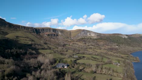 Atemberaubende-Irische-Landschaft-4k-Drohnenfilmmaterial---Co