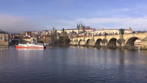 Río-Moldava,-Castillo-De-Praga,-Puente-De-Carlos-Y-Crucero-En-La-República-Checa-En-Clima-Otoñal