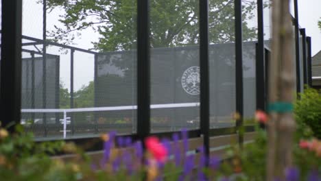 Hübsche-Blumen-Neben-Einem-Pickleball-Platz