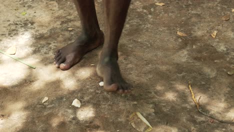 Vista-Recortada-De-Un-Hombre-Pelando-Coco-Con-Un-Cuchillo-En-Una-Granja-De-Especias,-Zanzíbar,-Isla-Unguja,-Tanzania