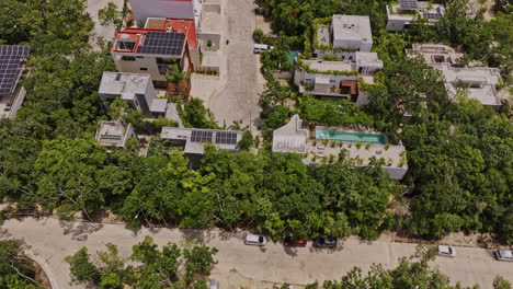 Tulum-México-Antena-V1-Vista-Aérea-Drone-Sobrevuelo-Vecindario-De-Lujo-Que-Captura-Edificios-En-El-área,-La-Inclinación-Hacia-Arriba-Revela-El-Paisaje-Natural-En-Un-Día-Soleado---Filmado-Con-Mavic-3-Pro-Cine---Julio-De-2023