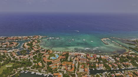 Puerto-Aventuras-Mexiko-Luftaufnahme-V3-Filmischer-Überflug-über-Resorts-Und-Ferienhäuser-Am-Meer-Mit-Einfang-Des-Jachthafens,-Der-Bucht-La-Bocana-Und-Der-Endlosen-Aussicht-Auf-Den-Meereshorizont-–-Aufgenommen-Mit-Mavic-3-Pro-Cine-–-Juli-2023