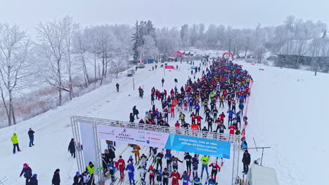 Cross-country-skiing-race-participants-getting-ready-at-the-start-line