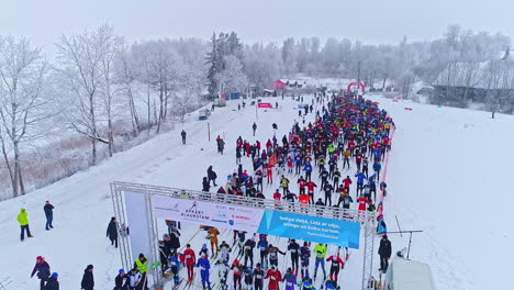 Participantes-De-La-Carrera-De-Esquí-De-Fondo-Preparándose-En-La-Línea-De-Salida