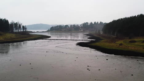 Niedrige-Sicht-Beim-Flug-über-Die-Meerenge-Am-Stigfjord,-Westschweden,-Drohnenaufnahme