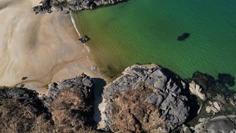 Sandstrand-Mit-Blaugrünem-Meer---Camas-An-Lighe---Schottland---Antenne