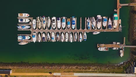 Topdown-Of-Boats-Anchored-In-Mission-Marina-Bay-Park-In-San-Diego,-California,-United-States