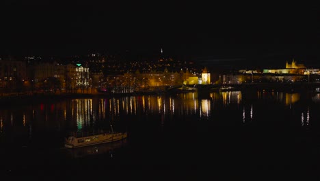 Vista-Tranquila-Sobre-El-Barco-Flotante-En-El-Río-Moldava-Durante-La-Noche-En-Praga