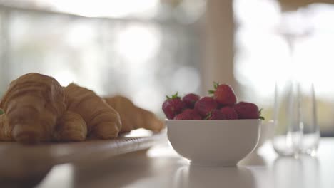 Frisches-Französisches-Croissant-Gebäck-Mit-Bio-Erdbeeren,-Gesundes-Frühstück-Auf-Der-Küchentheke-Mit-Warmem-Tageslicht-Am-Morgen,-Nahaufnahme