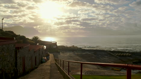 Hermanus-Historisches-Freilichtmuseum-Des-Alten-Hafens-Mit-Sonnenaufgang-über-Walker-Bay