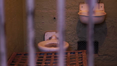 Alcatraz-Gefängnis,-Toilette-Und-Waschbecken-In-Der-Gefängniszelle,-Blick-Hinter-Metallgitter,-Detail