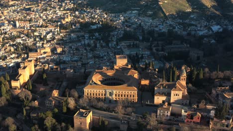 Drone-Sobre-La-Alhambra,-Palacio-De-Carlos-V-En-Granada,-España