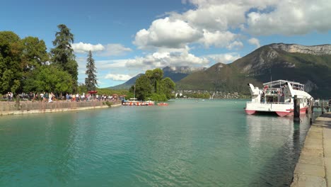 Conocida-Como-La-Perla-De-Los-Alpes-Franceses,-El-Paisaje-Natural-único-Y-Versátil-De-Annecy-Ofrece-Una-Gran-Cantidad-De-Actividades-En-Cualquier-época-Del-Año.