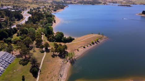 Widows-Creek-Lookout-In-Foreshore-Park-In-Jindabyne,-New-South-Wales,-Australia
