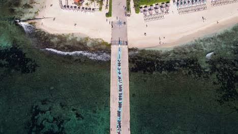 Playa-Del-Carmen,-México,-Vista-Aérea-Del-Muelle-Y-Edificios-De-Lujo-Frente-Al-Mar,-Revelando-Un-Disparo-De-Drone