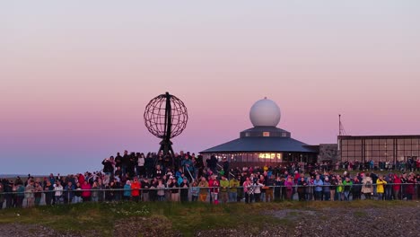 Nordkapp,-Noruega,-Toma-De-Drones-De-Una-Multitud-De-Turistas-Alrededor-Del-Monumento-Mundial-Después-Del-Atardecer-60fps