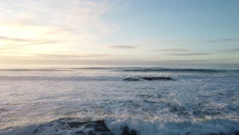 Toma-De-Drone-De-Las-Olas-A-Lo-Largo-De-La-Playa-Estatal-Pescadero