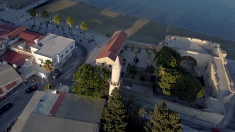 Larnaca-Altstadt-Djami-Kebir-Moschee-Und-Mittelalterliche-Festung,-Zypern,-Luftumlaufbahn