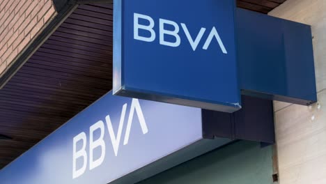 Das-Logo-Der-Spanischen-Multinationalen-Banco-Bilbao-Vizcaya-Argentaria-SA-Bank-Ist-Außerhalb-Einer-Filiale-In-Spanien-Zu-Sehen