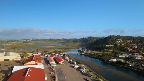 Vista-Aérea-Sobre-El-Río-Y-El-Puente-En-Del-Mar,-California,-Estados-Unidos---Disparo-De-Drone