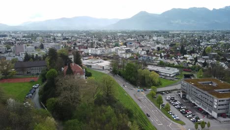 Ciudad-Industrial-En-Los-Alpes,-Ciudad-De-Montaña,-Colinas-Verdes