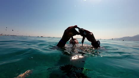 Un-Hombre-Caucásico-Calvo-Con-Gafas-Nada-En-El-Agua-Del-Mar-Respirando-En-El-Destino-De-Viaje-De-Dahab-En-Egipto