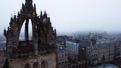 Aerial-view-around-the-St-Giles-cathedral,-foggy-day-in-Edinburgh,-Scotland