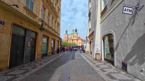 POV-Caminando-Por-Una-Calle-De-Una-Ciudad-Europea-Con-Una-Catedral-Al-Fondo