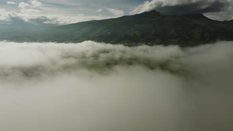 Flug-Durch-Die-Wolken-Zum-Vulkan-Rumiñahui