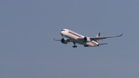 Desplegando-Sus-Trenes-De-Aterrizaje-Mientras-Se-Prepara-Para-Aterrizar,-El-Portaaviones-De-Singapur-Desciende-A-La-Pista-De-Un-Aeropuerto-En-Bangkok,-Tailandia.