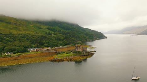 Amplia-Panorámica-Aérea-Alrededor-Del-Castillo-En-Escocia.