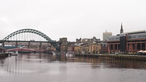 El-Río-Tyne,-Puentes-Y-El-Muelle-De-Newcastle-Gateshead,-Paisaje-De-La-Ciudad