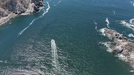Video-Drone-Capturando-Un-Barco-Navegando-Por-Las-Aguas-De-Bahía-Cacaluta-En-Huatulco,-Costa-Oaxaqueña-En-México.