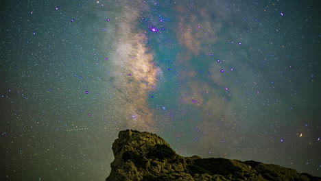 Cielo-Escénico-Del-Atardecer-Con-Estrellas-Fugaces-Y-Montañas-Rocosas-Aisladas