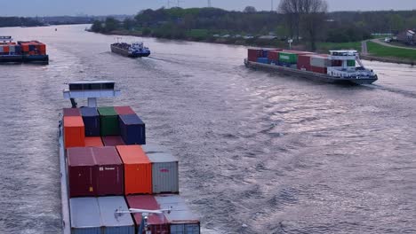 Líneas-Marítimas-De-Carga-En-Las-Aguas-Del-Río-Schelda-En-Zwijndrecht,-Bélgica