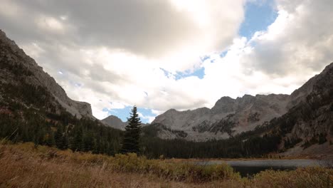 Eine-Zeitrafferaufnahme-Des-Tages,-Der-Im-Herbst-In-Großer-Höhe-In-Den-Spanish-Peaks-In-Montana-Vergeht
