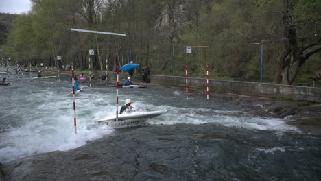 Kayakistas-Practicando-Kayak-En-Aguas-Bravas-En-Matka,-Macedonia,-Cámara-Lenta