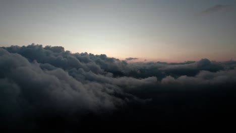 Cielo-Del-Atardecer-Con-Denso-Paisaje-Nuboso-Sobre-Las-Islas-De-Bali,-Indonesia