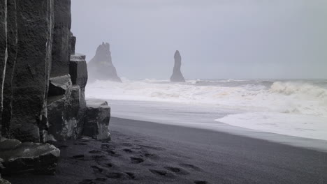 Black-Sand-Beach,-Harsh-Weather-With-Rain-and-Rough-Sea-Waves,-Coast-of-Iceland