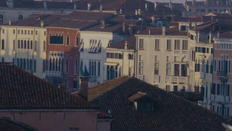 Venezianische-Gotische-Fenster-Blicken-Auf-Terrakotta-Dächer