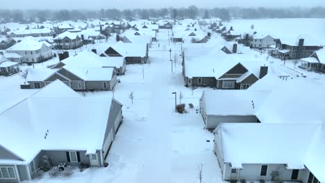 Vista-Aérea-De-Un-Barrio-Suburbano-Con-Casas-Y-Calles-Cubiertas-De-Nieve