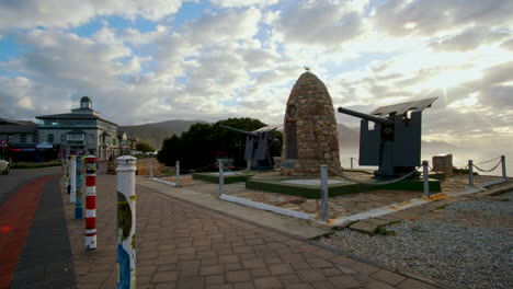 Hermanus-War-Memorial-Con-Mojón-De-Piedra-Y-Dos-Cañones-Navales-Sobre-El-Puerto-Viejo