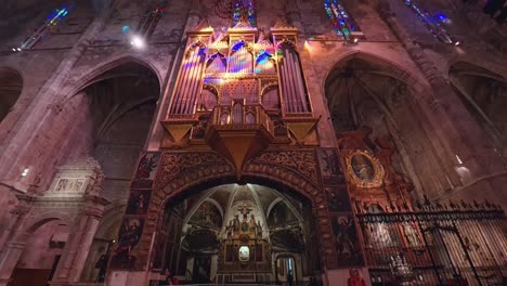 Reflejos-Coloridos-De-Vidrieras-Dentro-De-La-Catedral-De-Palma-En-Mallorca,-España