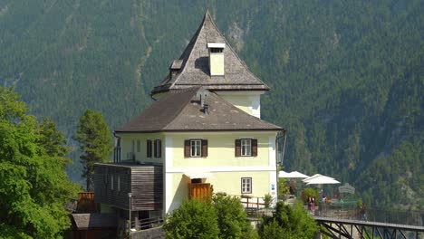 Haus-Mit-Eingebautem-Restaurant-In-Der-Nähe-Des-Hallstätter-Skywalks